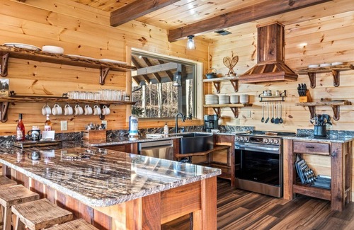 Bluff Mountain Cabina | Amazing BRAND NEW Pool Cabin, Incredible Views and Amenities