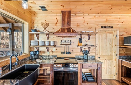 Bluff Mountain Cabina | Amazing BRAND NEW Pool Cabin, Incredible Views and Amenities