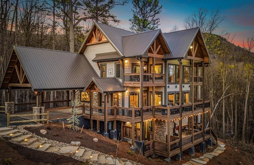 Bluff Mountain Cabina | Amazing BRAND NEW Pool Cabin, Incredible Views and Amenities