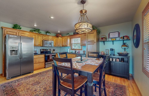 Murphy Cabina | Amazing chalet with mountain views, wraparound porch, firepit, & hot tub