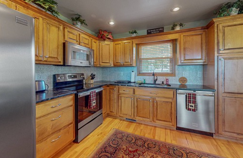 Murphy Cabina | Amazing chalet with mountain views, wraparound porch, firepit, & hot tub