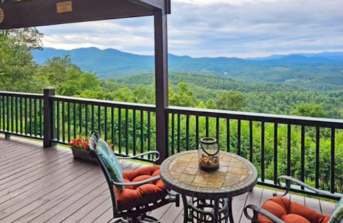 Murphy Cabina | Amazing chalet with mountain views, wraparound porch, firepit, & hot tub