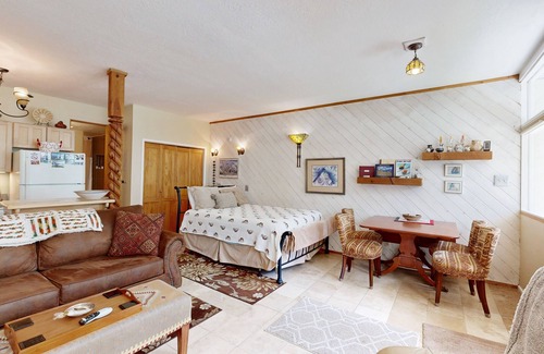 Taos Ski Valley Condominio | Amazing condo with river & mountain views, hot tub, & wood-burning fireplace