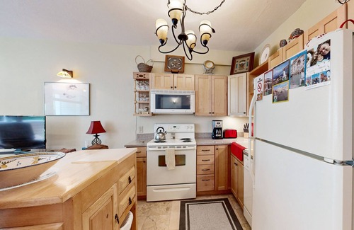 Taos Ski Valley Condominio | Amazing condo with river & mountain views, hot tub, & wood-burning fireplace