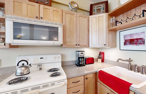 Taos Ski Valley Condominio | Amazing condo with river & mountain views, hot tub, & wood-burning fireplace