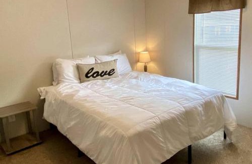 Dunnellon Casa | Amazing Cottage Surrounded by Trees in Dunnellon, Florida
