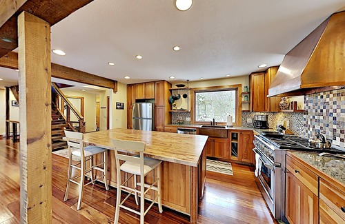 Hayward Cabina | Amazing Custom Built Northwoods Executive Lake Home- Ultimate Family Getaway