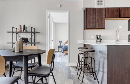Edgewater Beach Apartamento | Amazing Edgewater 2BR w/ Gym, Deck & Lounge, 5 blocks to L, by Blueground