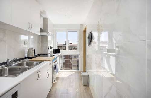 Cornella de Llobregat Apartamento | Increíble y luminosa casa de 3 dormitorios con aproximadamente 63 m², ubicada en la encantadora ciudad de Cornellà de Llobregat, a solo 20 minutos de la vibrante ciudad de Barcelona.