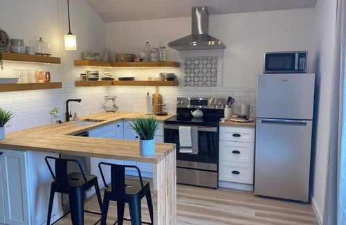 Napa Cabaña | Amazing Farmhouse Style Cottage Near Downtown Napa!