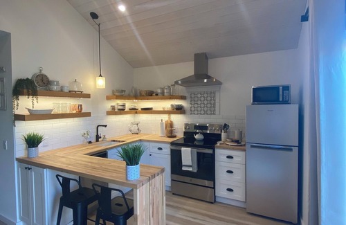 Napa Cabaña | Amazing Farmhouse Style Cottage Near Downtown Napa!