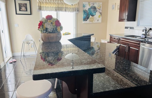 Southeast Edmonton Casa | Amazing Group Stay★King Beds ★2837 SQ FT★Baby Friendly★ A/C ★Free parking