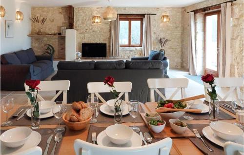 Lussas-et-Nontronneau Casa | Amazing Home In Lussas Et Nontronneau With Wifi