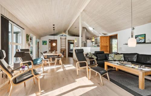 Blavand Casa | Amazing Home In Blåvand With Kitchen