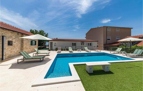 Kastela Casa | Amazing Home In Kastel Luksic