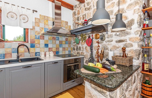 Lozovac Casa | Increíble casa en Lozovac con cocina.