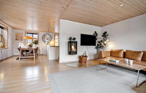 Ronne Casa | Amazing Home In Rønne With Wifi