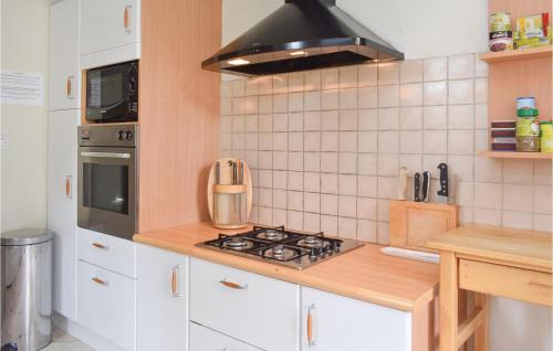 Saint-Clement-Rancoudray Casa | Amazing Home In St Clément Rancoudray