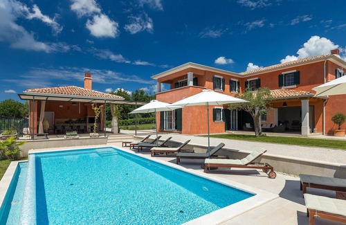 Tinjan Casa | Increíble casa en Tinjan con sauna