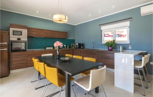 Valbandon Casa | Amazing Home In Valbandon