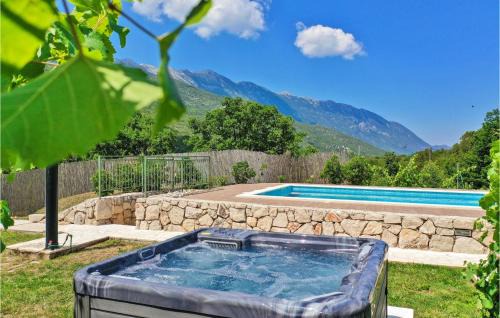 Zagvozd Casa | Amazing Home In Zagvozd With Jacuzzi