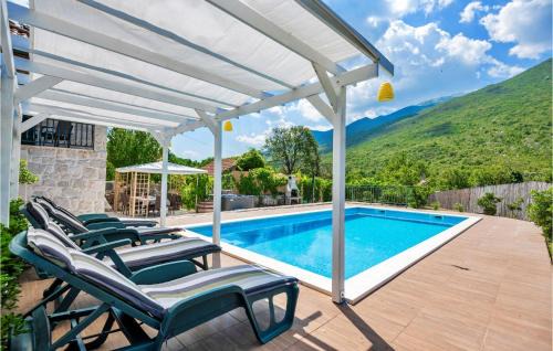 Zagvozd Casa | Amazing Home In Zagvozd With Jacuzzi