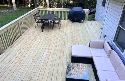 East Stroudsburg Casa | AMAZING Home with PRIVATE POOL, GAME ROOM & FIRE PIT!