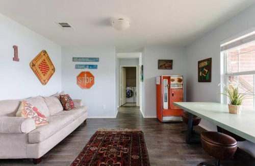 Pflugerville Casa | Amazing House with Pool, Arcade, Hot Tub and More - Accomodates 16 guests