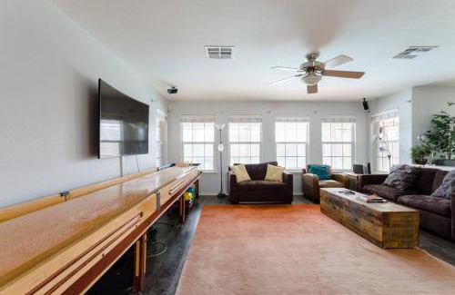 Pflugerville Casa | Amazing House with Pool, Arcade, Hot Tub and More - Accomodates 16 guests