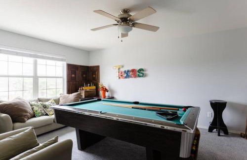 Pflugerville Casa | Amazing House with Pool, Arcade, Hot Tub and More - Accomodates 16 guests