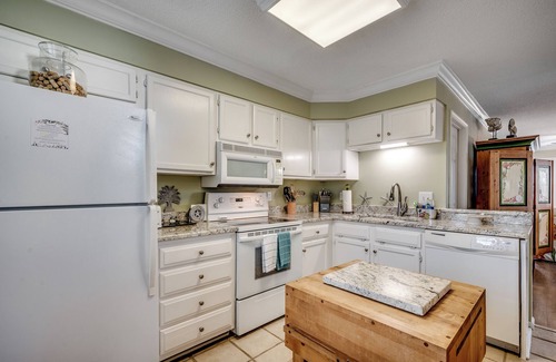 Murrells Inlet Casa | Amazing Inlet Views! End Unit Townhouse, Pool, Kayaks Incl, St Park Beach Pass Included