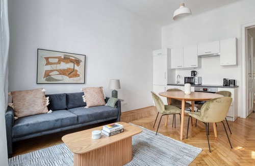 Altlerchenfeld Apartamento | Amazing Josefstadt 2BR w/ Elevator, nr Shops & Dining, by Blueground