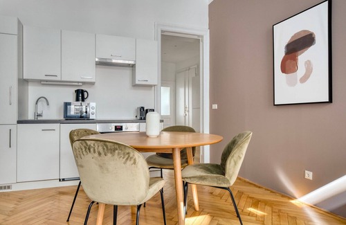 Altlerchenfeld Apartamento | Amazing Josefstadt 2BR w/ Elevator, nr Shops & Dining, by Blueground