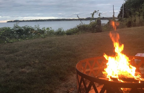Brighton Cabaña | Hermosa cabaña del lago Ontario - ¡Fines de semana de otoño todavía disponibles!
