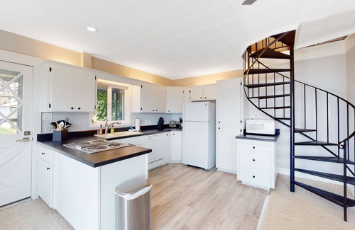 Harrison Casa | Amazing lake-view cabin with balcony, firepit, grill, wood stove, & W/D