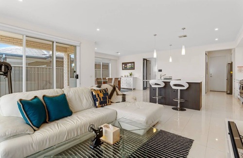 West Lakes Casa | Amazing Lake View family-friendly Holiday Home