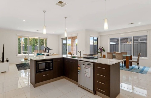 West Lakes Casa | Amazing Lake View family-friendly Holiday Home