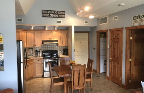 East Kootenay Condominio | Vista increíble, pasos de Kinsmen Beach y el centro de Invermere tiendas y restaurantes