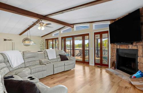 New Braunfels Casa | Amazing Lakefront Escape - A Stunner For Sleeps 14