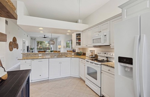 Naples Condominio | Amazing Lazy River Pool located between Naples and Marco Island