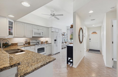 Naples Condominio | Amazing Lazy River Pool located between Naples and Marco Island