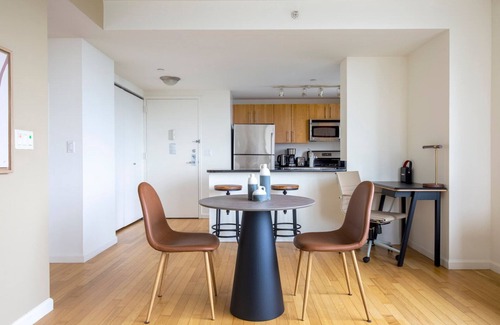 Hunters Point Apartamento | Amazing LIC 1BR w/ Doorman, Pool & Gym, nr River, by Blueground