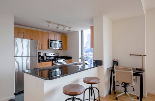 Hunters Point Apartamento | Amazing LIC 1BR w/ Doorman, Pool & Gym, nr River, by Blueground