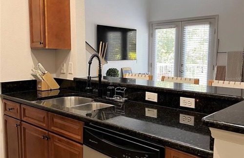 Gainesville Casa | Amazing Location! Alberts Place @ Midtown w/parking Walk to UF and the Stadium.