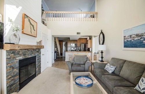 Boyne City Condominio | AMAZING LOCATION! Condo in Heart of Downtown-Walk to Restaurants, Shops & Beach