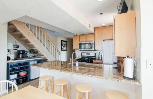 Boyne City Condominio | AMAZING LOCATION! Condo in Heart of Downtown-Walk to Restaurants, Shops & Beach