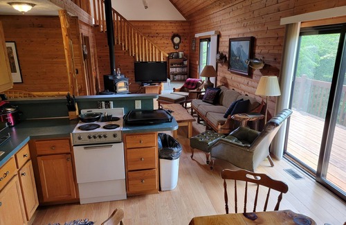 Irons Chalet De Esquí | Amazing location in Irons Michigan is the fabulous Cool Creek Chalet.