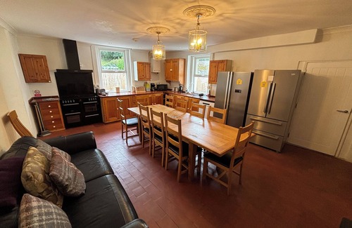 Whitchurch Casa | Amazing location large spacious 3 storey Georgian listed building sleeps 15