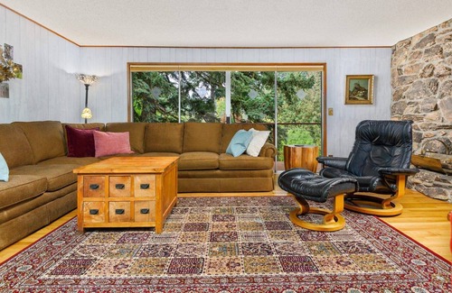 Cedar Hills Casa | Amazing Location, Nestled in Trees, Pet Friendly, New Decks, Close to Everything, 5 Miles 2 Portland