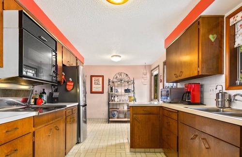 Cedar Hills Casa | Amazing Location, Nestled in Trees, Pet Friendly, New Decks, Close to Everything, 5 Miles 2 Portland
